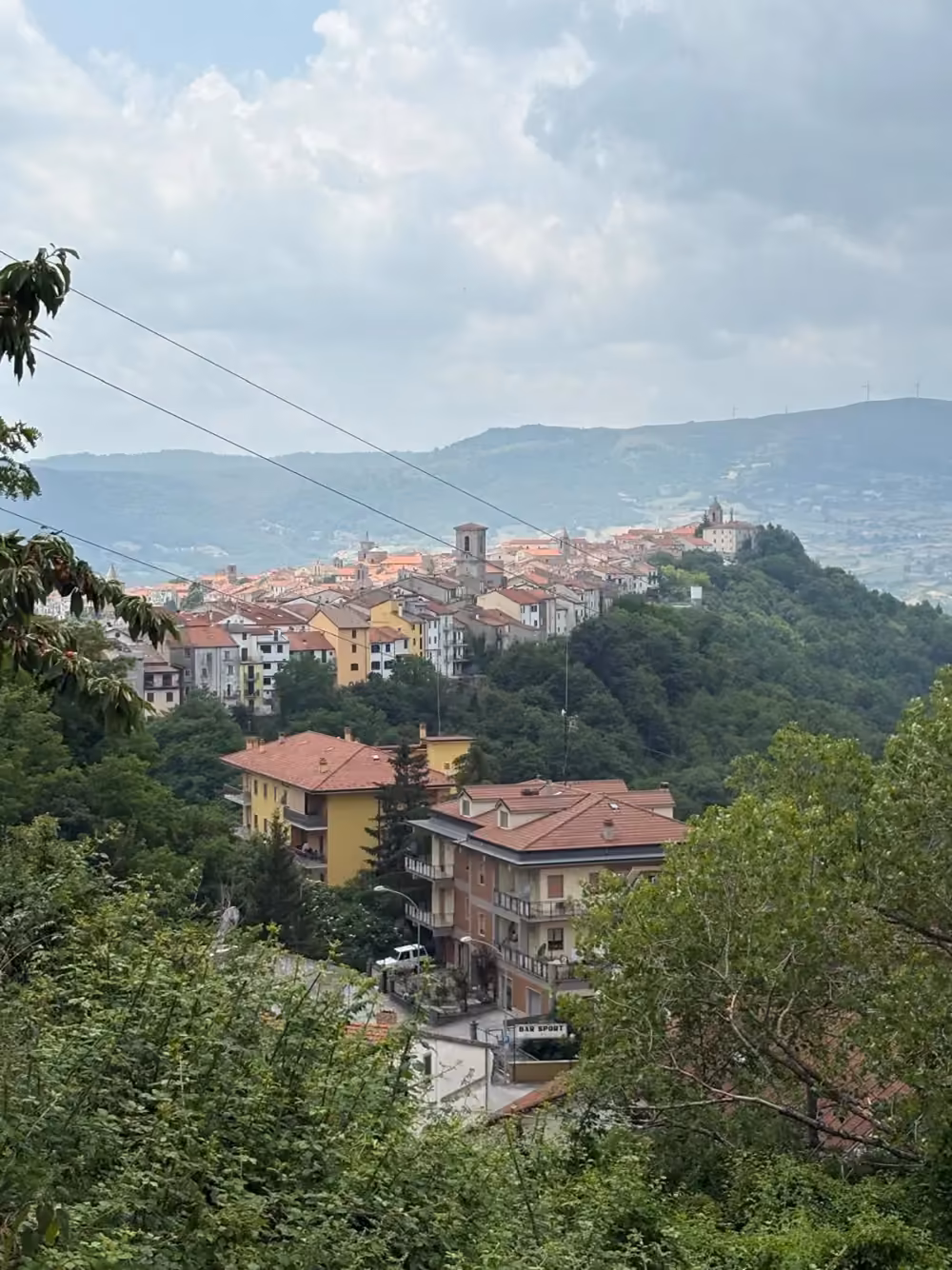 Veduta di Agnone, in Alto Molise, tra i boschi