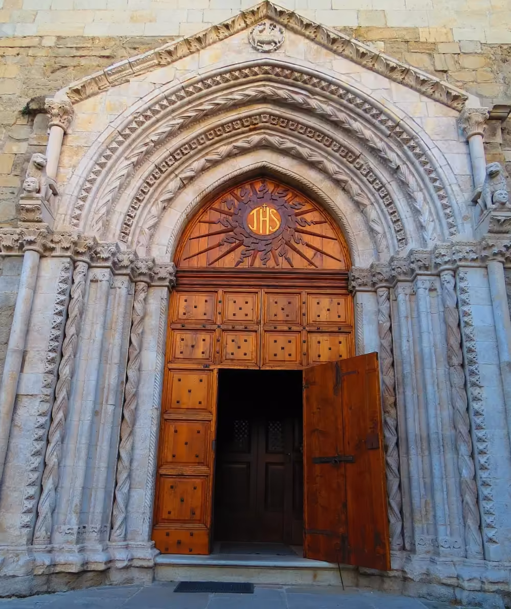 Portale in pietra e portone in legno della chiesa di Sant’Emidio ad Agnone