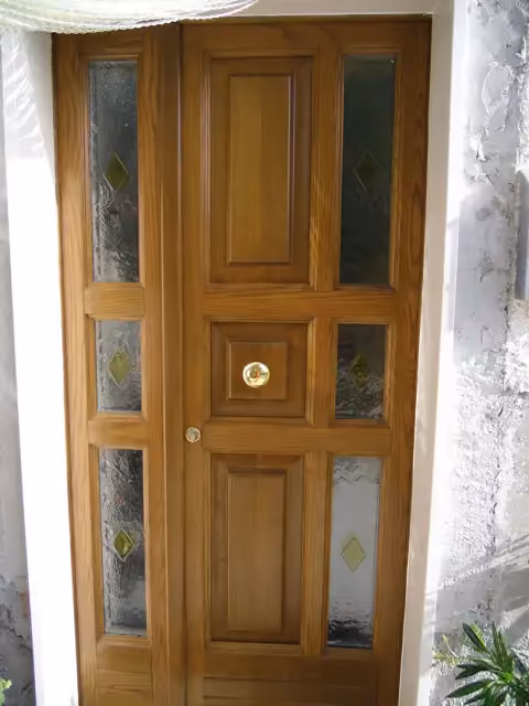 Portoncino in rovere con bugne e vetrofusione