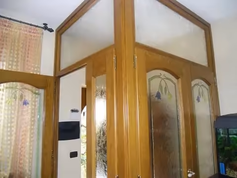 Ingresso ad angolo in rovere e vetrofusione