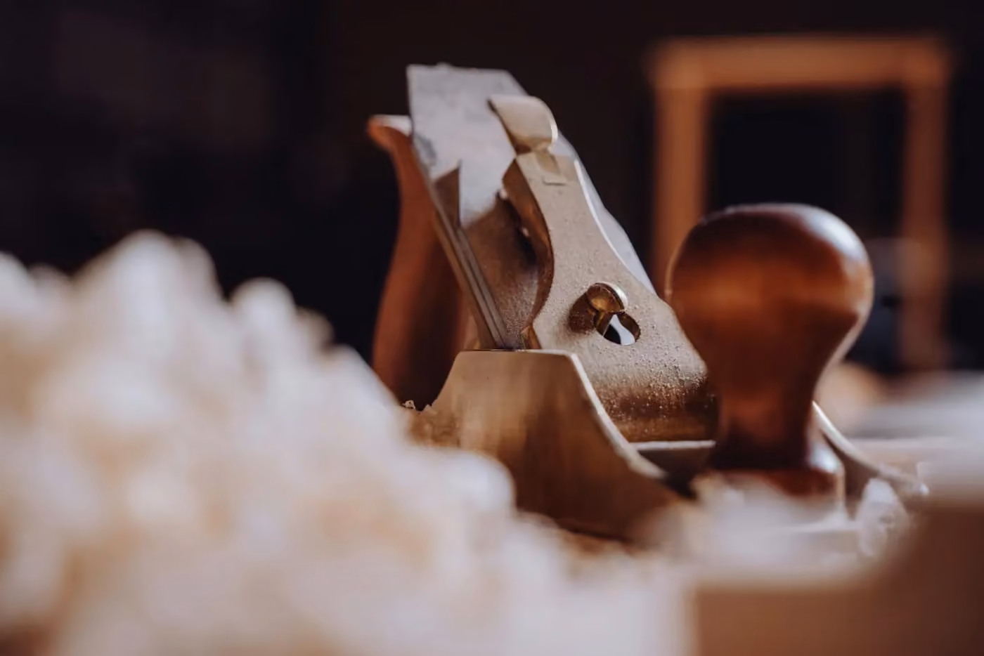 Pialla manuale tra i trucioli di legno