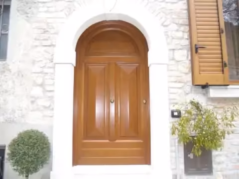 Portone in rovere con bugna interna ed esterna